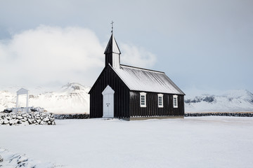 Fototapeta na wymiar kleine schwarze Holzkirche im Schnee