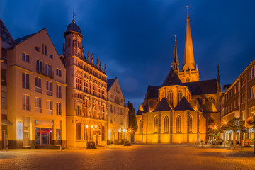 Fototapeta na wymiar Willibrordi Dom und historisches Rathaus in Wesel am Großen Markt