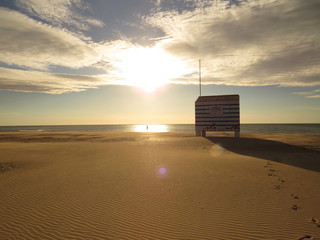 lever de soleil sur la plage des chalets