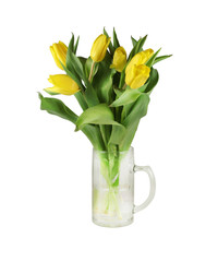 żółte tulipany w kuflu
