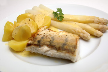 Zanderfilet mit Spargel und Kartoffeln