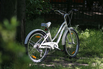 Fototapeta na wymiar white bicycle in the park 