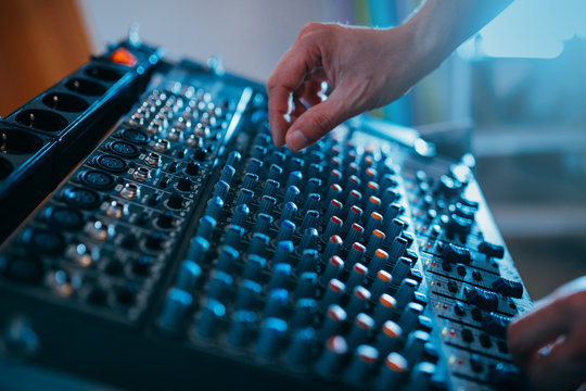 mesa de sonido y mezclas con mano manejando