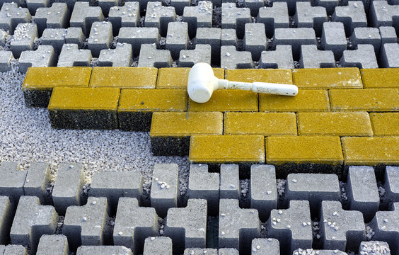 Rubber hammer for the laying of the floor resting on the pavement with self-locking after use