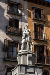 Obraz premium edificios y detalle fuente de orfeo, madrid