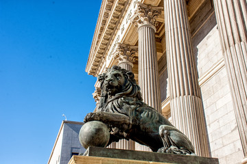 Congreso de diputados columnas y leon