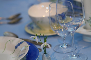 Geschirr mit Frühlings-Dekor auf einem gedeckten Tisch