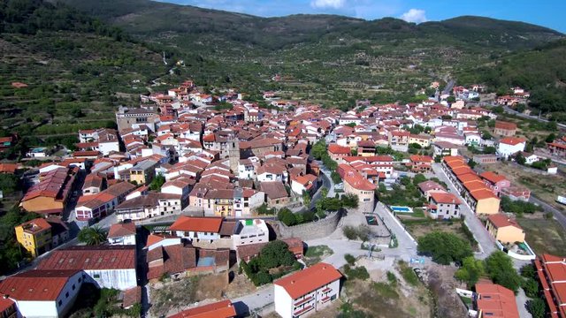 Drone en Pasarón de la Vera, pueblo español  de la provincia de Cáceres, Comunidad Autónoma de Extremadura (España) Video aereo con Drone