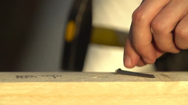 The hammer hammers a nail in two or four strokes in slow motion