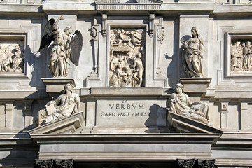 santuario di Santa Maria dei Miracoli - Milano: Sibille e annunciazione sopra il portale centrale