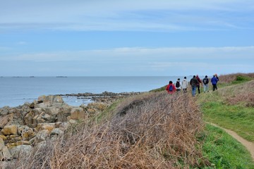 Randonneurs en bord de mer sur le GR34 en Bretagne