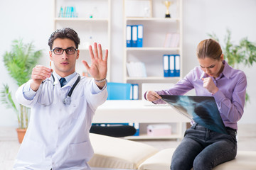 Obraz premium Doctor examining x-ray images of patient