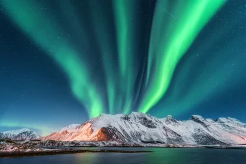 Selbstklebende Fototapeten Nordlicht. Lofoten-Inseln, Norwegen. Aurora. Grüne Nordlichter. Sternenhimmel mit Polarlichtern. Nachtwinterlandschaft mit Aurora, Meer mit Himmelreflexion und schneebedeckten Bergen. Naturhintergrund © den-belitsky