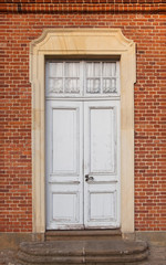 Fototapeta na wymiar Antike weiße Eingangstür aus Holz