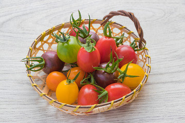 かわいくてカラフルにミニトマト