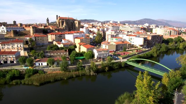 Drone en Plasencia, ciudad y municipio español de la provincia de Cáceres, situada en el norte de la comunidad autónoma de Extremadura (España) Video aereo con Dron