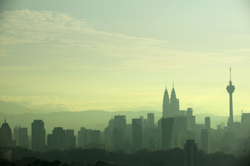 Obraz premium kuala lumpur morning skyline view with fog