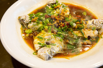 Taiwan's famous seafood restaurant in Taipei, the restaurant steamed sea fish, is a must-have dinner dishes, fresh and delicate taste