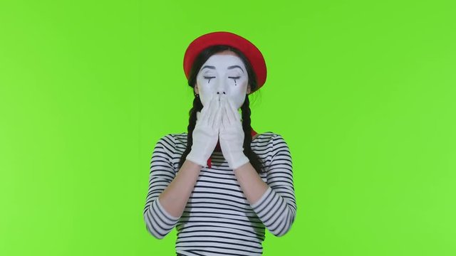 Mim woman closes one by one the mouth, eyes and ears on a green background