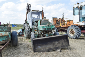 Obraz premium Tractor with a bucket for digging soil. Bulldozer and grader.
