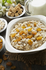 Oatmeal with raisin