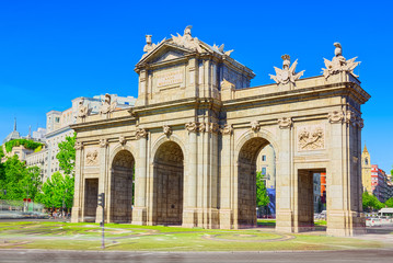 Fototapeta na wymiar Gate of Alcala (Puerta de Alcala) Neo-classical monument in the