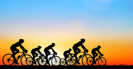 Fototapeta premium Silhouette man and bike relaxing on blurry sunrise background