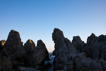 아름답고 신기한 기암괴석이 있는 동해 바다
