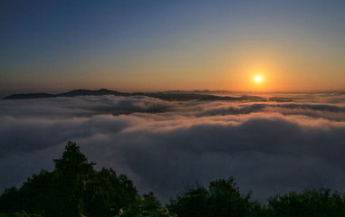 산과 바다에서 떠오르는 태양