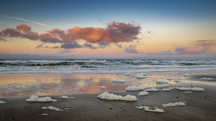 Sonnenaufgang am Strand von Bergen aan Zee an der holländischen Nordseeküste