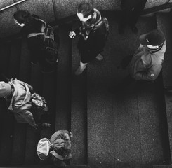 Fototapeta ludzie idą schodami w dół  obraz