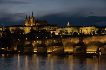 Obraz premium Charles Bridge and Prague Castle at dusk