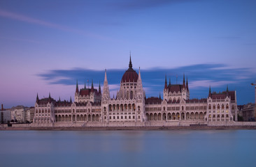 Fototapeta premium Wide shot of the Hungarian Parliament at twilight