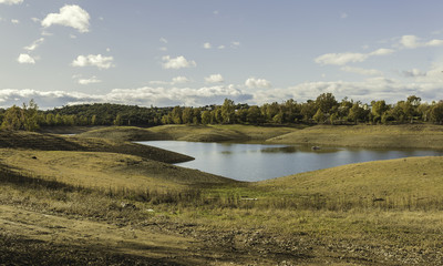 Lago en medio del bosque