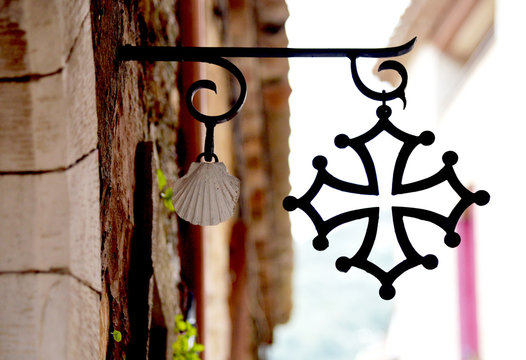 Croix occitane et coquille Saint Jacques. Village de Saint-Guilhem-le-D&eacute;sert. Pr&egrave;s de Montpellier. Sud de la France. R&eacute;gion Occitanie. Chemin de Saint-Jacques-de-Compostelle.