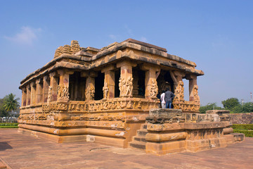 Obraz premium HAMPI, KARNATAKA, INDIA, NOVEMBER 2017, Visitors visits entrance porch of Durga temple, Aihole, Bagalkot
