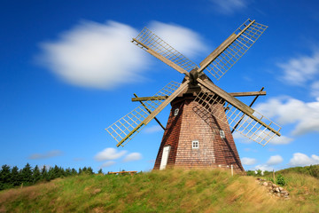 Fototapeta na wymiar Alte Windmühle in Faddersbøl im Nationalpark Thy, Dänemark.