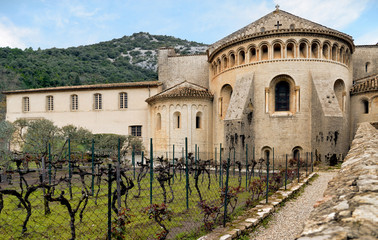 Obraz premium Abbaye de Gellone. Village de Saint-Guilhem-le-Désert. Près de Montpellier. Sud de la France. Région Occitanie. Chemin de Saint-Jacques-de-Compostelle. 