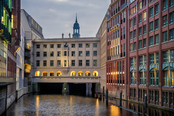 Naklejka premium Bleichenfleet Hamburg mit Michel und Stadthausbrücke