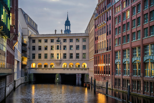 Bleichenfleet Hamburg mit Michel und Stadthausbrücke