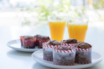 手作りカップケーキとオレンジジュース