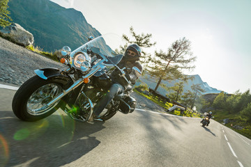 Naklejka premium Motocykliści jadący alpejską autostradą na słynnej Hochalpenstrasse w Austrii, Europie.