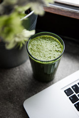 Grüner Smoothie mit grünem Gemüse