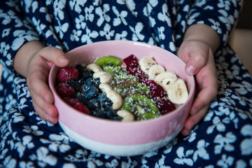 Frühstücksbowl mit Haferbrei, Obst,Nüssen und Samen 