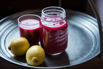 Rote Beete Smoothie auf einem Tablett