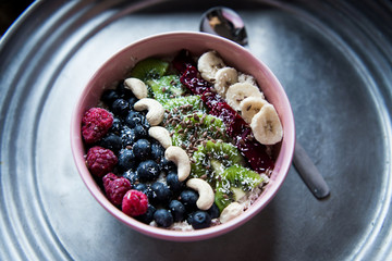 Frühstücksbowl mit Haferbrei, Obst,Nüssen und Samen 