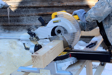 machine saws wood