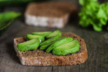 avocado cut into slices (a sandwich with avocado)