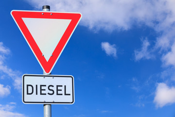 Verkehrszeichen, Achtung, Diesel vor blauem Himmel