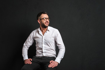 Obraz premium Businessman isolated over dark black background